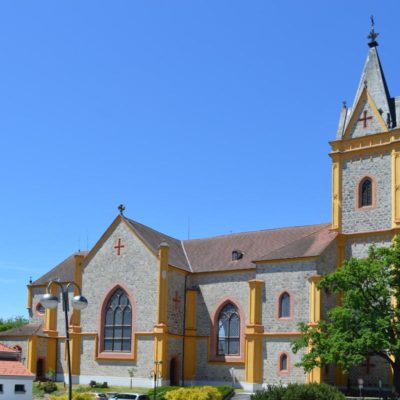 kostel-sv-jana-nepomuckeho-hluboka-1